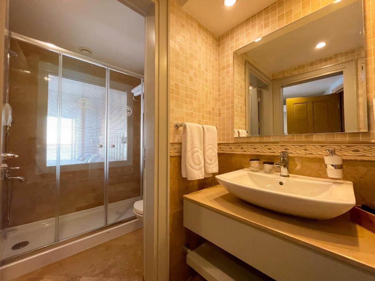 Hotel Charisma De Luxe 5*